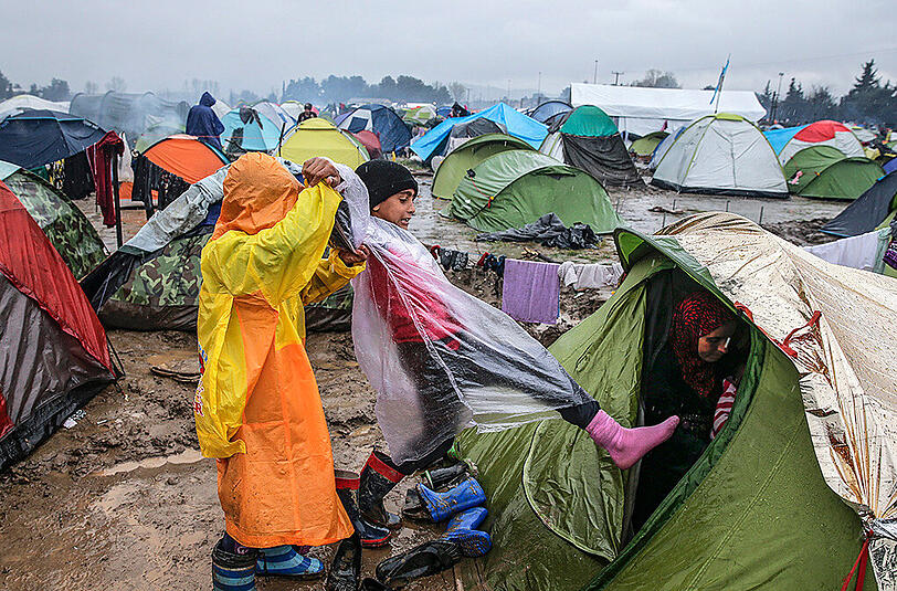 An der griechisch-mazedonischen Grenze herrscht Not und Elend. Schlamm und Dreck setzen den Tausenden Flüchtlingen, die festsitzen, zu.