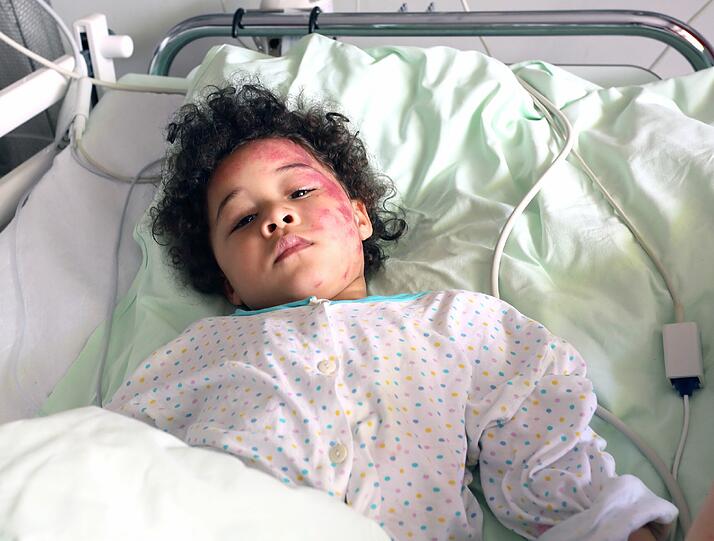 Maria im Krankenbett: Im Mai wird das Mädchen drei Jahre alt.
