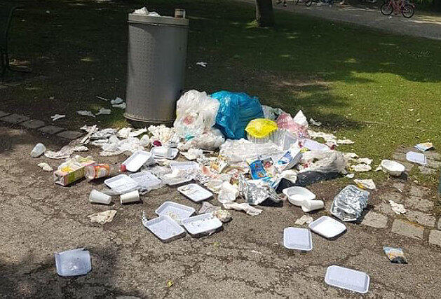 Müll in und neben dem Eimer. Unschöne Szenen vom Pfingstmontag im Westpark.
