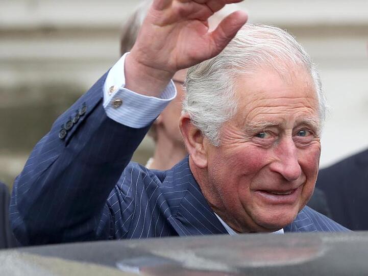 Der britische Thronfolger Prinz Charles winkt. Foto: Jan Woitas/Archivbild