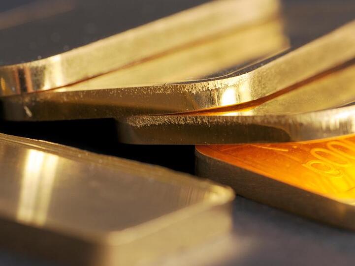 Goldbarren liegen auf einem Tisch. Foto: Armin Weigel/Archivbild