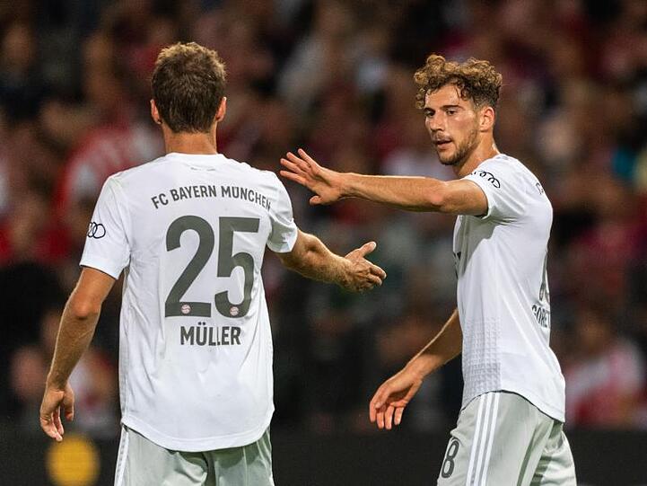 Leon Goretzka (r) klatscht mit Thomas Müller, beide vom FC Bayern München, ab. Foto: Robert Michael/Archiv