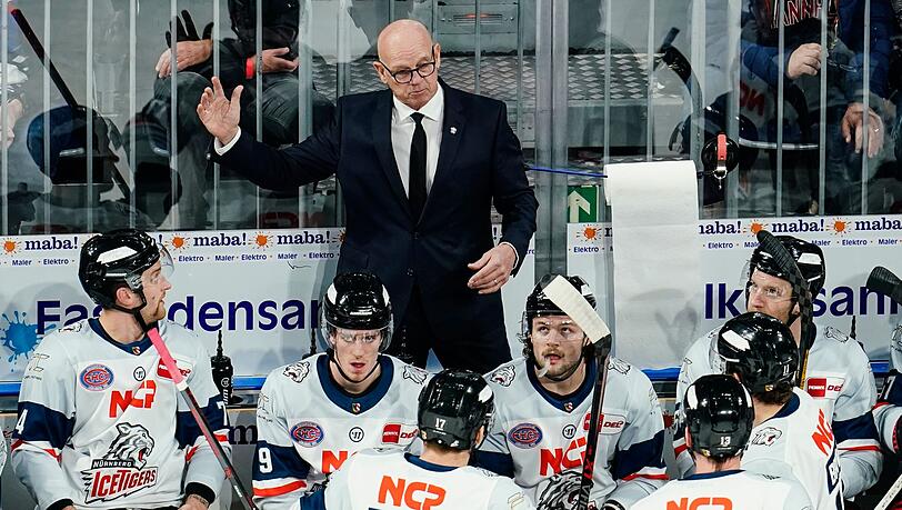 Nürnbergs Trainer Tom Rowe gestikuliert.