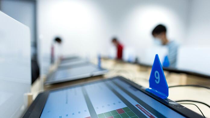Prüflinge absolvieren die Aufgaben bei der theoretischen Prüfung für den Führerschein.
