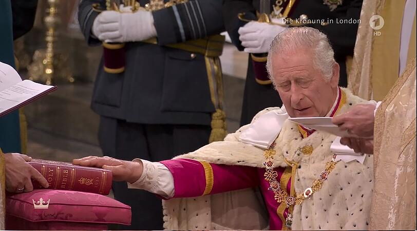 König Charles schwört auf die Bibel