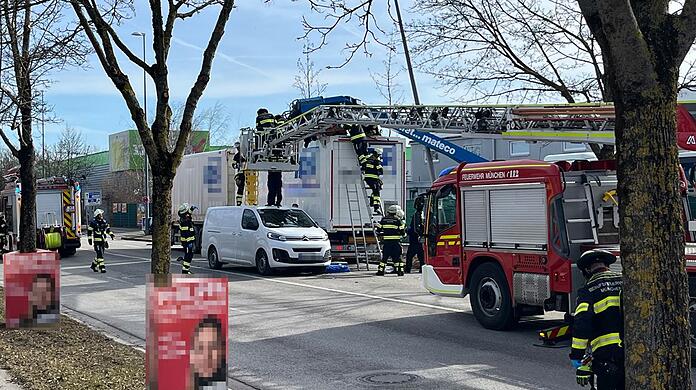 Die Rettungskräfte an der Unfallstelle.