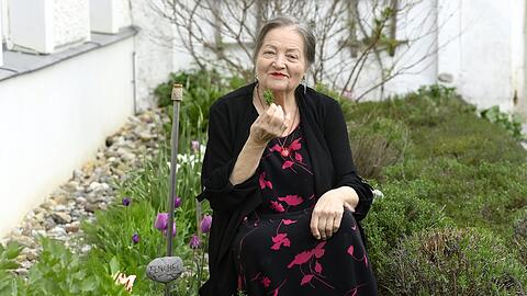 Kräuter spielen eine wichtige Rolle in ihrem Leben: Marianne Sägebrecht im Kräutergarten von Kloster Schäftlarn.