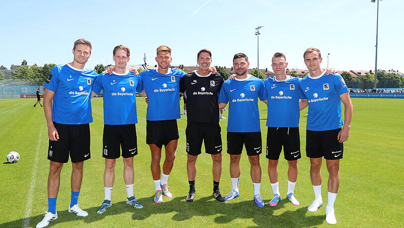 Herzlich willkommen im Löwen-Kosmos: Cheftrainer Patrick Glöckner (Mitte) mit seinen Neuzugängen Siemen Voet, Justin Steinkötter, Florian Niederlechner, Kevin Volland, Manuel Pfeifer und Kilian Jakob (v.l.). Herzlich willkommen im Löwen-Kosmos: Cheftrainer Patrick Glöckner (Mitte) mit seinen Neuzugängen Siemen Voet, Justin Steinkötter, Florian Niederlechner, Kevin Volland, Manuel Pfeifer und Kilian Jakob (v.l.).