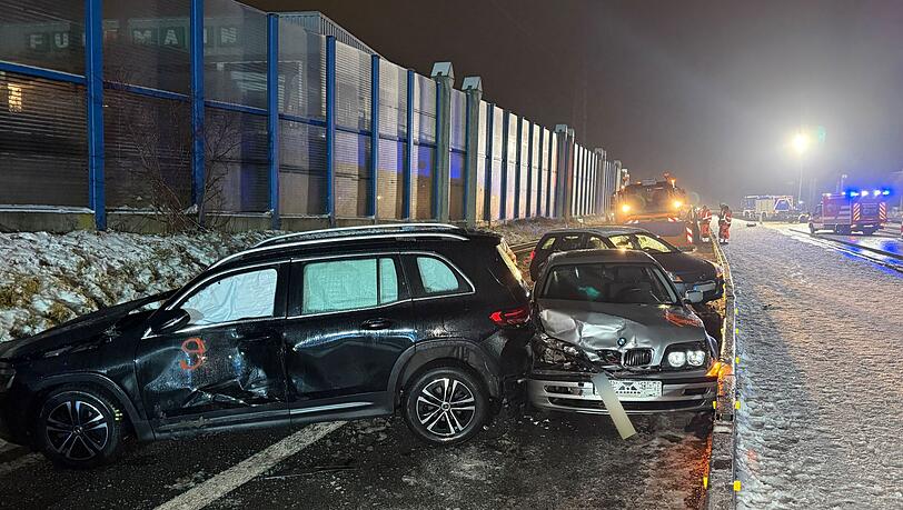 Mehrere Menschen sind bei einer Massenkarambolage sowie weiteren kleineren Unf&auml;llen verletzt worden. (Symbolbild)