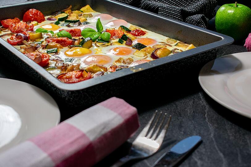 Einen neuen Geschmack bekommt Ofengemüse, wenn am Ende der Garzeit Eier in die Form geschlagen werden. Dafür können Sellerie, Zwiebeln, Kartoffeln und Karotten gebacken werden. Kurz vorm Servieren werden dann Mulden in das Gemüse geformt und Eier darin aufgeschlagen. Nach einigen Minuten im Ofen sind die Eier gar und das Gericht wird entweder mit Brot oder Salat serviert. Einen neuen Geschmack bekommt Ofengemüse, wenn am Ende der Garzeit Eier in die Form geschlagen werden. Dafür können Sellerie, Zwiebeln, Kartoffeln und Karotten gebacken werden. Kurz vorm Servieren werden dann Mulden in das Gemüse geformt und Eier darin aufgeschlagen. Nach einigen Minuten im Ofen sind die Eier gar und das Gericht wird entweder mit Brot oder Salat serviert.