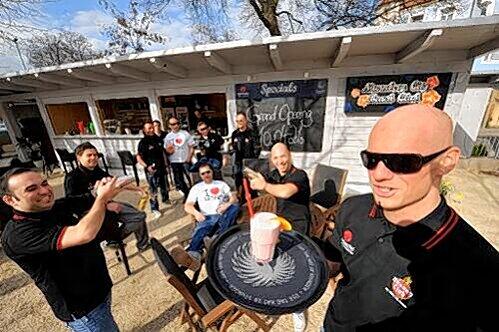 Die Bar ist geöffnet: Im &bdquo;Nuernberg City Beach Club&ldquo; am Dutzendteich gibt es ab heute Cocktails, Milchshakes und Prosecco.