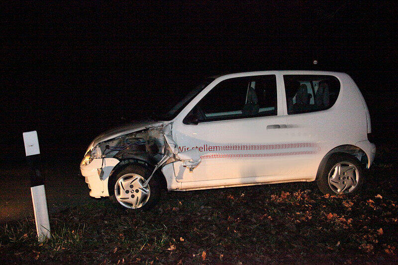 Bürg - Bei dem Versuch von der Bundestraße 12, im Landkreis Mühldorf, ein Ausfahrt zu nehmen, ist ein Fahrer am Mittwochabend gegen ein Verkehrszeichen gefahren. Vermutlich hat er aufgrund der Sichtverhältnisse die Abzweigung verpasst. Der Fahrer kam verletzt ins Krankenhaus.
