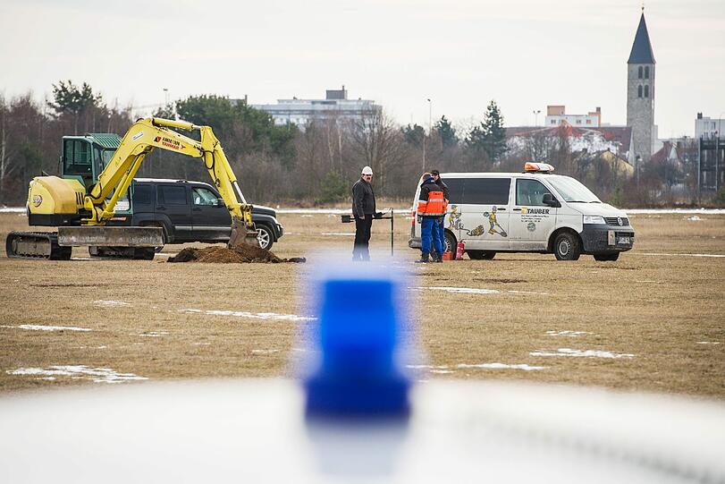 Der Kampfmittelräumdienst legt auf dem Flugplatz Breitenau in Bamberg Fliegerbombven zur Entschärfung frei.