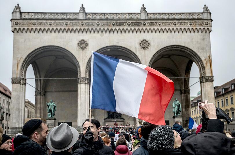 3000 Münchner gegen den Terror: Vor der Feldherren-Halle setzen viele soldarisch mit Paris ein Zeichen gegen Gewalt. Die Bilder...