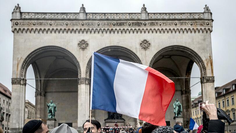 3000 Münchner gegen den Terror: Vor der Feldherren-Halle setzen viele soldarisch mit Paris ein Zeichen gegen Gewalt. Die Bilder... 3000 Münchner gegen den Terror: Vor der Feldherren-Halle setzen viele soldarisch mit Paris ein Zeichen gegen Gewalt. Die Bilder...