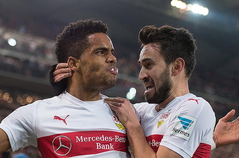 Der Stuttgarter Daniel Didavi (links) jubelt nach dem Tor zum 1:1 mit seinem Teamkollegen Lukas Rupp.