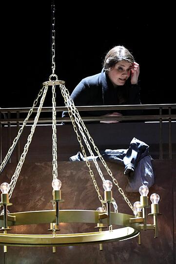 Szene aus "The Consul" in der Regie von Christiane Lutz im Cuvilliéstheater.