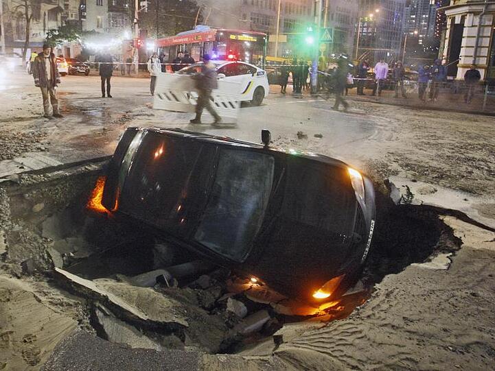 Wegen eines Rohrbruchs ist ein Auto mitten in der ukrainischen Hauptstadt Kiew in einer Straße eingebrochen.