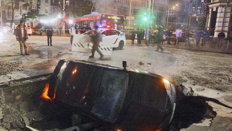 Wegen eines Rohrbruchs ist ein Auto mitten in der ukrainischen Hauptstadt Kiew in einer Straße eingebrochen. Wegen eines Rohrbruchs ist ein Auto mitten in der ukrainischen Hauptstadt Kiew in einer Straße eingebrochen.