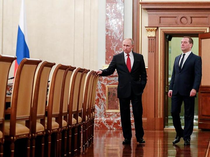 Hier sind jetzt alle Stühle freigeworden: Russlands Präsident Wladimir Putin (l) und Dmitri Medwedew vor einer Kabinettssitzung.