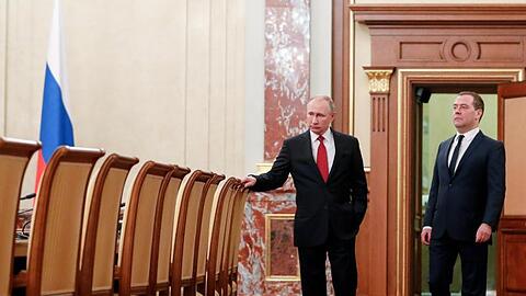 Hier sind jetzt alle Stühle freigeworden: Russlands Präsident Wladimir Putin (l) und Dmitri Medwedew vor einer Kabinettssitzung.