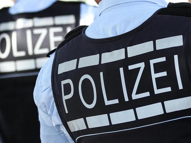 In Polizei-Westen gekleidete Polizisten. Foto: Silas Stein/dpa/Archivbild