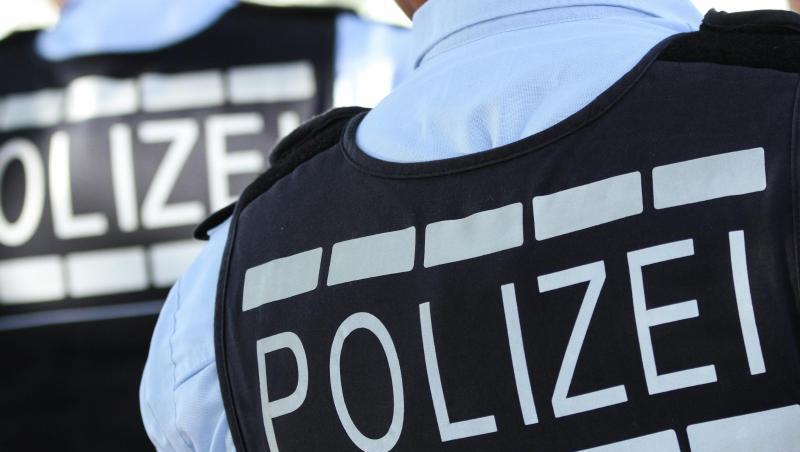 In Polizei-Westen gekleidete Polizisten. Foto: Silas Stein/dpa/Archivbild In Polizei-Westen gekleidete Polizisten. Foto: Silas Stein/dpa/Archivbild