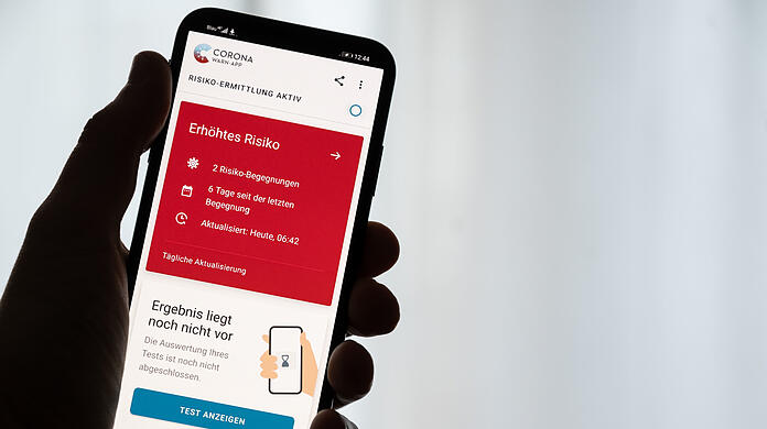 Die Funktionen der Corona-Warn-App gehen dem Münchner CSU-Stadtrat Hans Theiss nicht weit genug. (Symbolbild)