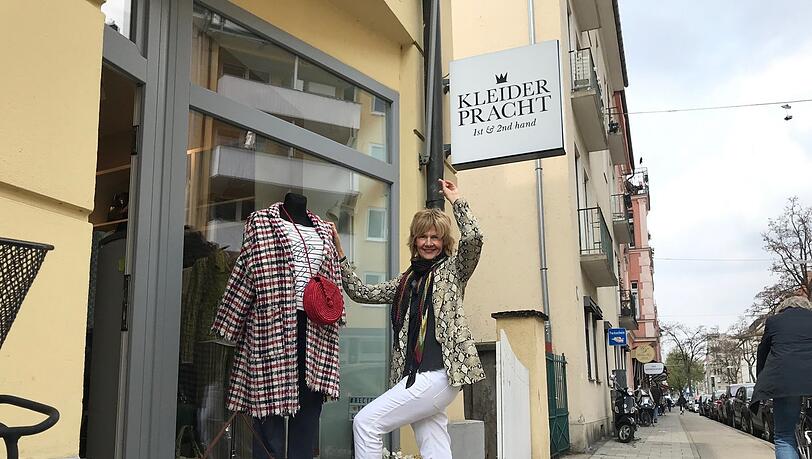 "Die Idee ist charmant", sagt Annette von Puttkamer vom Designer-Secondhandgeschäft Kleiderpracht. "Aber ist sie auch praktikabel? Wie schütze ich die Mode vor Regen und Sonne - und vor Diebstahl?" "Die Idee ist charmant", sagt Annette von Puttkamer vom Designer-Secondhandgeschäft Kleiderpracht. "Aber ist sie auch praktikabel? Wie schütze ich die Mode vor Regen und Sonne - und vor Diebstahl?"