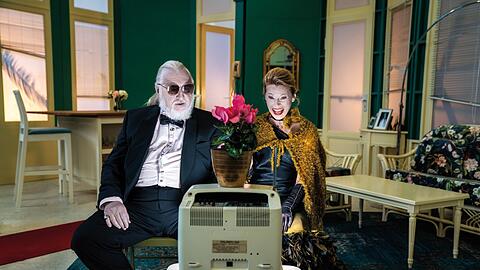 Leslie Malton und Felix von Manteuffel in "Ein Oscar für Emily" in der Komödie im Bayerischen Hof.
