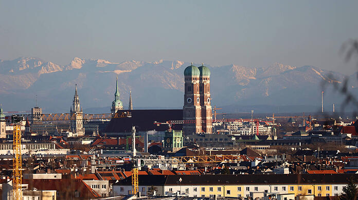 Bürokratie kommt bloß aus Brüssel? Auch der Münchner Stadtrat ist verantwortlich für viele Auflagen, ist sich OB Dieter Reiter sicher.