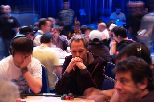 Hochspannung bei der European Poker Tour: Jan Heitmann bleibt gelassen. Er scheint, als sei der Münchner am Poker-Tisch eingefroren.