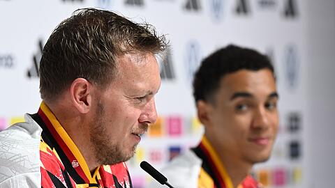 Julian Nagelsmann (l.) und Jamal Musiala (r.) sprechen bei der DFB-Pressekonferenz. Julian Nagelsmann (l.) und Jamal Musiala (r.) sprechen bei der DFB-Pressekonferenz.