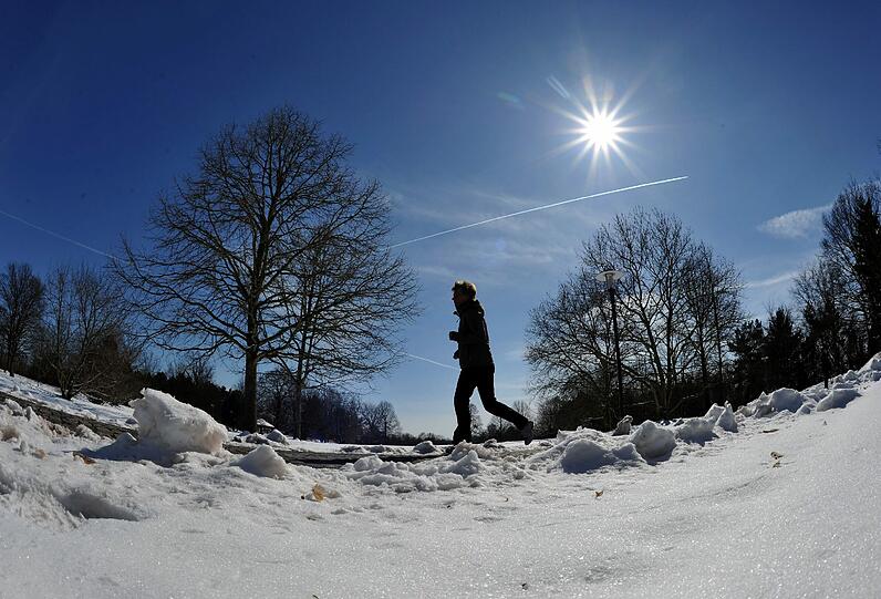 Ohne Handschuhe, Schal und Mütze geht fast niemand aus dem Haus: Kurz nach dem kalendarischen Frühlingsanfang herrschte in weiten Teilen Deutschlands tiefster Winter.