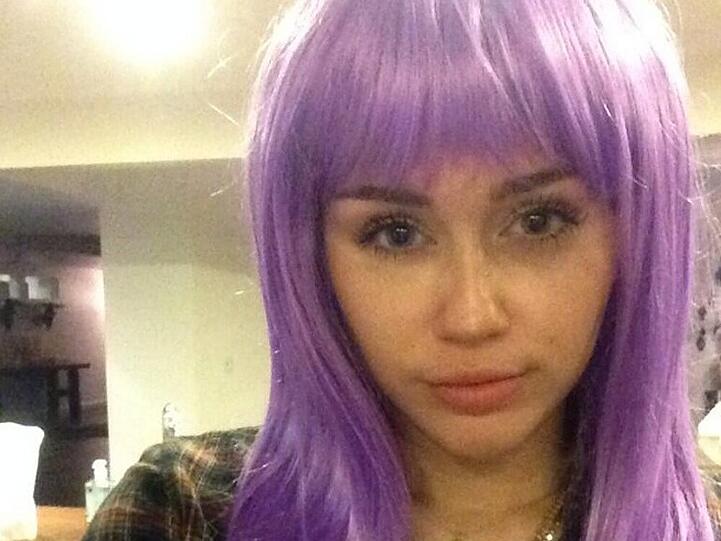 Miley Cyrus wappnet sich mit einer pinken Perücke für Halloween