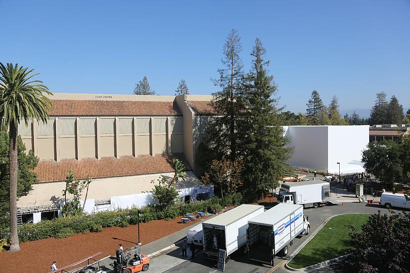 Eine provisorische weiße Halle, die für die Vorstellung neuer Produkte aufgebaut wurde, steht am 09.09. neben dem Flint Center in Cupertino (USA).