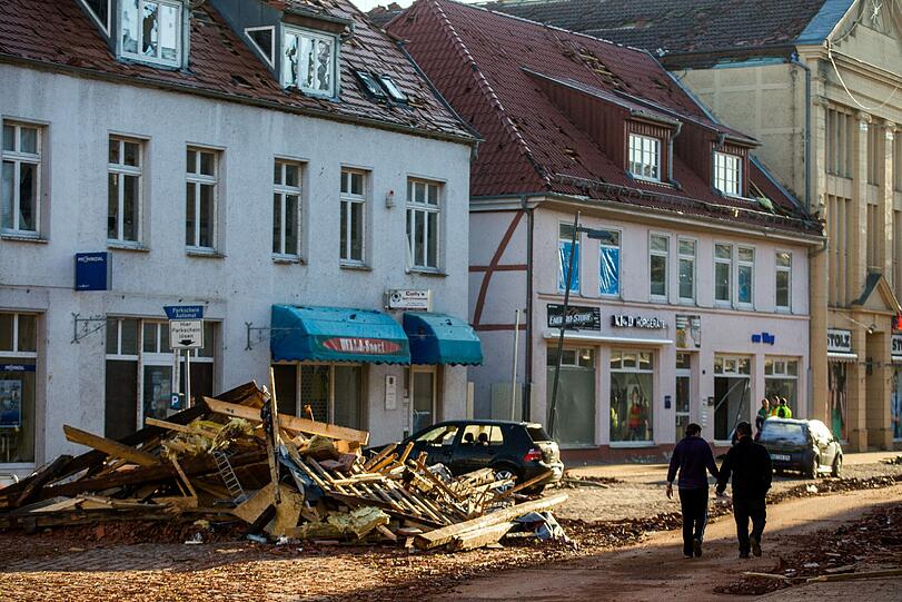 Tief Zoran zerlegt Teile Norddeutschlands: Die Straßen in Bützow sind mit Ziegeln übersät. Laut Augenzeugen wurden Autos durch den starken Wind von Ort und Stelle bewegt.