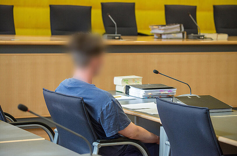 Der Angeklagte Christian B. sitzt im Gerichtssaal des Landgerichts in Regensburg. Wegen gefährlicher Körperverletzung, Betrugs und Missbrauchs von Titeln in 110 Fällen steht der 31-Jährige vor dem Gericht. (Archivbild)