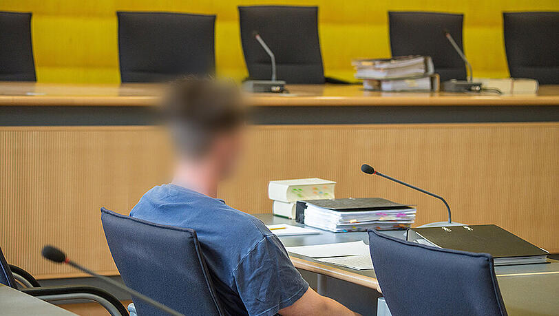 Der Angeklagte Christian B. sitzt im Gerichtssaal des Landgerichts in Regensburg. Wegen gefährlicher Körperverletzung, Betrugs und Missbrauchs von Titeln in 110 Fällen steht der 31-Jährige vor dem Gericht. (Archivbild) Der Angeklagte Christian B. sitzt im Gerichtssaal des Landgerichts in Regensburg. Wegen gefährlicher Körperverletzung, Betrugs und Missbrauchs von Titeln in 110 Fällen steht der 31-Jährige vor dem Gericht. (Archivbild)