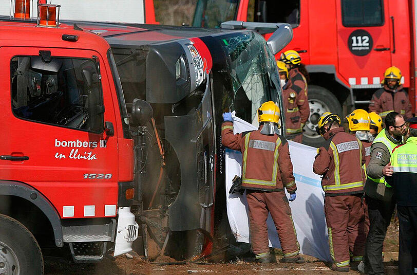 Rettungskräfte der Feuerwehr holen Verletzte und bergen Tote aus dem Wrack des verunglückten Busses im Nordosten Spaniens. Die Bilder vom Unfallort.