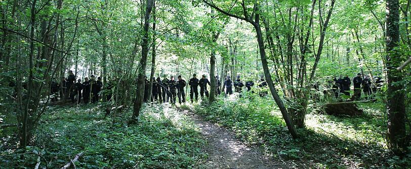 Rund 150 Einsatzkräfte durchsuchten am Freitagvormittag den Truderinger Wald bei Waldperlach.
