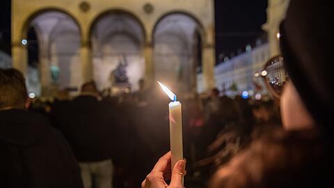 In der Münchner Innenstadt gedachten am Donnerstag zahlreiche Menschen den Opfern des Terroranschlags von Hanau am Abend zuvor.
