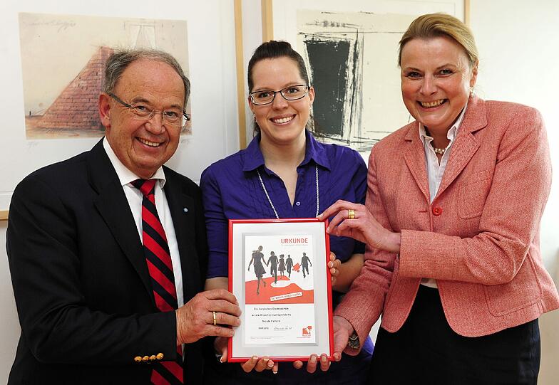 Harald Strötgen (links), Vorstandsvorsitzender der Stadtsparkasse München, dankte der Mitarbeiterin Nicole Fallack für ihre Knochenmarkspende zusammen mit Maike Hornberg von der DKMS.