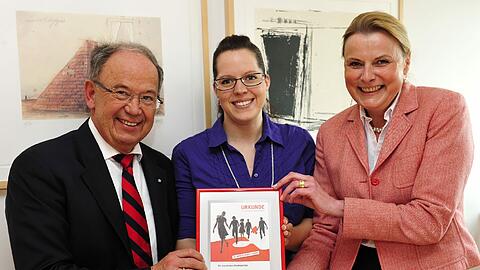 Harald Strötgen (links), Vorstandsvorsitzender der Stadtsparkasse München, dankte der Mitarbeiterin Nicole Fallack für ihre Knochenmarkspende zusammen mit Maike Hornberg von der DKMS.
