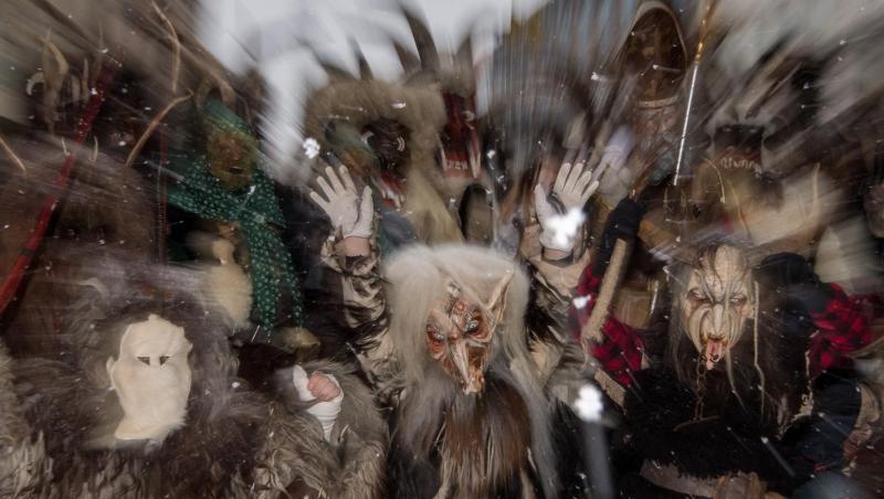 Teilnehmer mit gruseligen Masken nehmen in München (Bayern) am traditionellen Krampuslauf teil. Foto: Peter Kneffel/Archiv Teilnehmer mit gruseligen Masken nehmen in München (Bayern) am traditionellen Krampuslauf teil. Foto: Peter Kneffel/Archiv