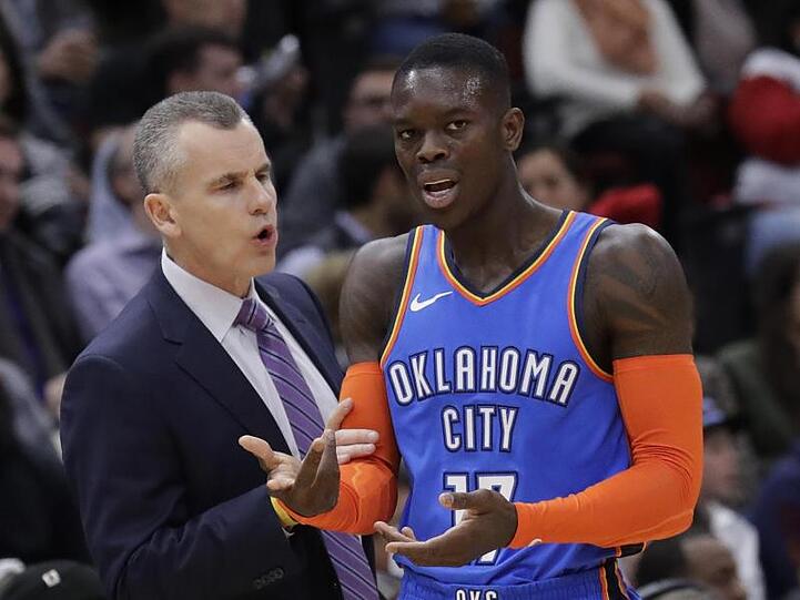 Mussten mit Oklahoma eine weitere Niederlage hinnehmen: Dennis Schröder (r) und Trainer Billy Donovan.
