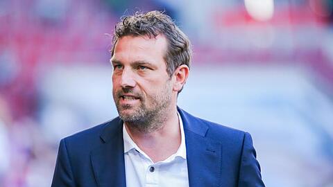 Markus Weinzierl steht am Spielfeldrand.