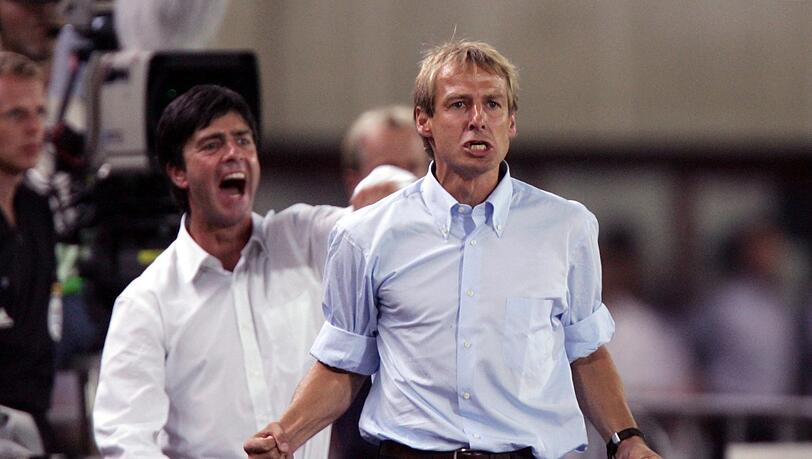 Emotionaler Bundestrainer-Einstand: Klinsmann (r., mit Assistent Löw) führt Deutschland zum 3:1-Sieg in Wien über Österreich. Emotionaler Bundestrainer-Einstand: Klinsmann (r., mit Assistent Löw) führt Deutschland zum 3:1-Sieg in Wien über Österreich.