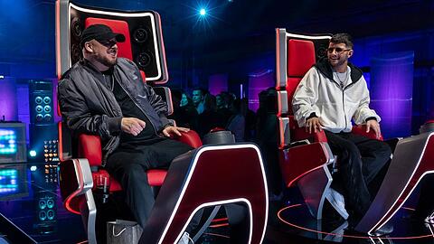 Kool Savas (l.) und Dardan auf den roten "The Voice"-Stühlen.