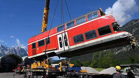 Der Abtransport der havarierten Zugzteile war aufwändig. (Archivbild)